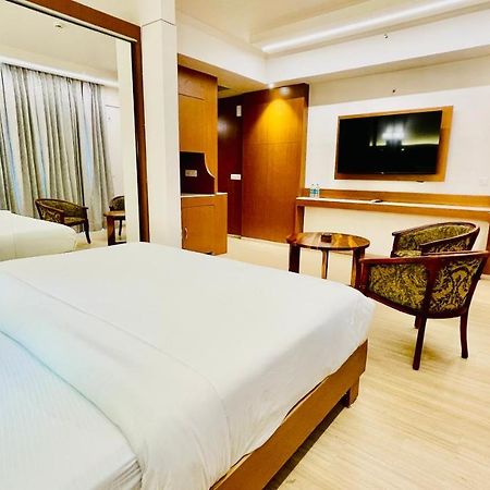 Апарт отель Neel Skye - Couple Friendly - Dlf My Pad, Gomtinagar , Лакхнау Экстерьер фото